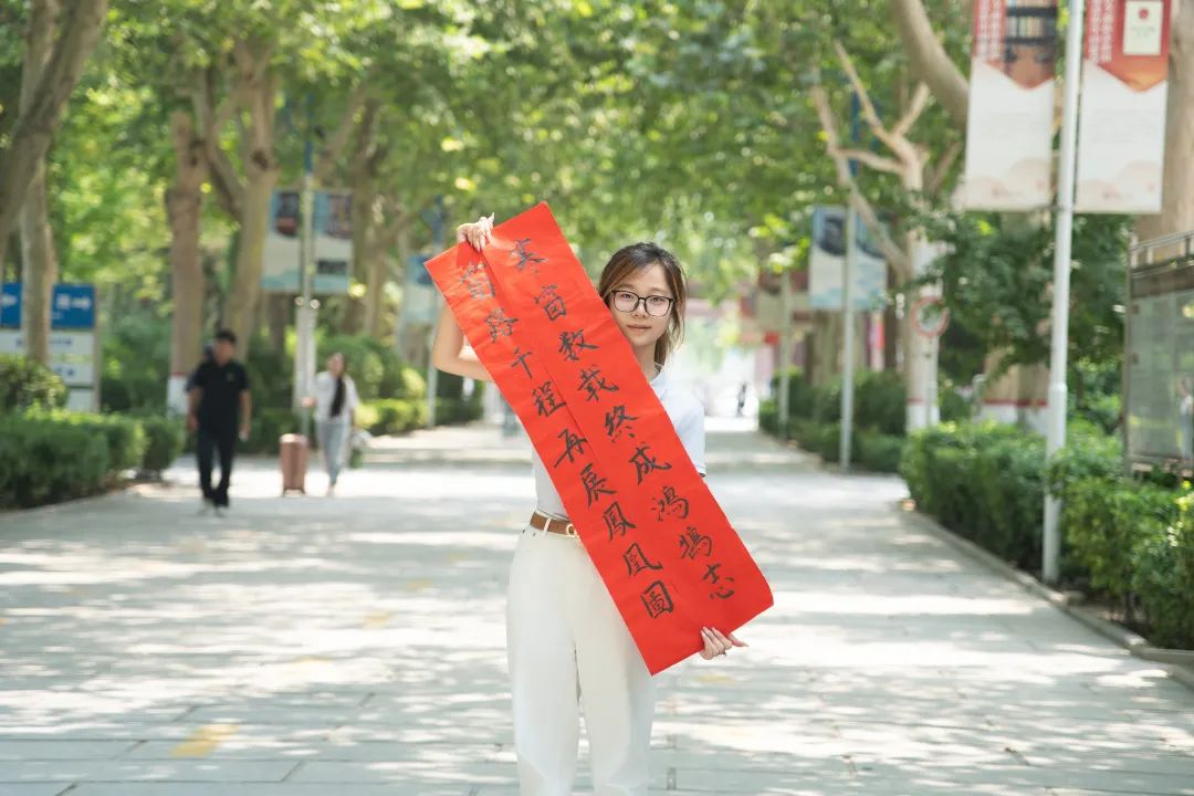 飽蘸墨香贈對聯 殷殷話語伴征途——我院教師為畢業生送祝福