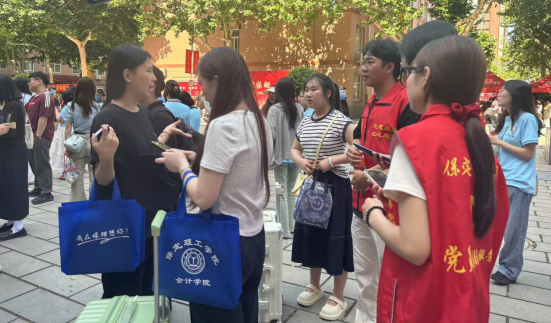 行將致遠(yuǎn) 暖心護(hù)航——保定理工學(xué)院“紅心向黨”黨員志愿者服務(wù)隊(duì)為2025屆畢業(yè)生平安離校保駕護(hù)航