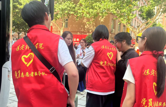 行將致遠(yuǎn) 暖心護(hù)航——保定理工學(xué)院“紅心向黨”黨員志愿者服務(wù)隊(duì)為2025屆畢業(yè)生平安離校保駕護(hù)航