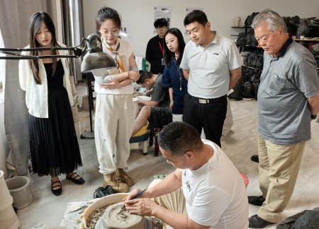 校企攜手育英才 基地揭牌促實踐 保定理工學(xué)院藝術(shù)學(xué)院與大宋定瓷共建實習(xí)基地
