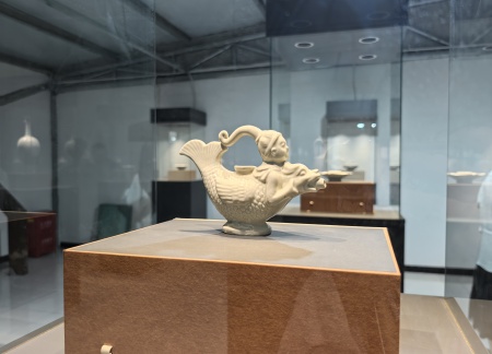 校企攜手育英才 基地揭牌促實踐 保定理工學(xué)院藝術(shù)學(xué)院與大宋定瓷共建實習(xí)基地