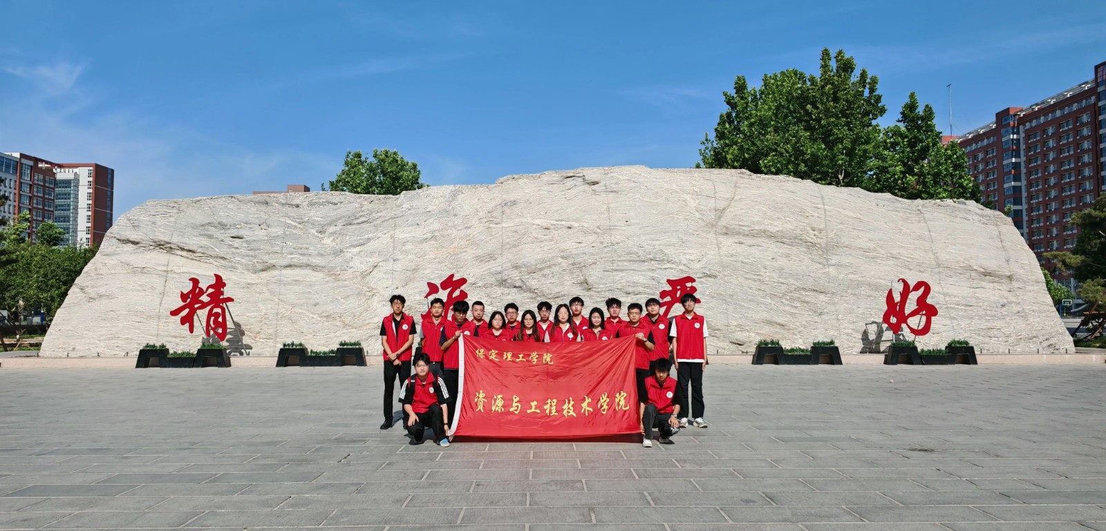 指尖傳古韻 匠心制華冠——我院學子為2025年高考考生加油