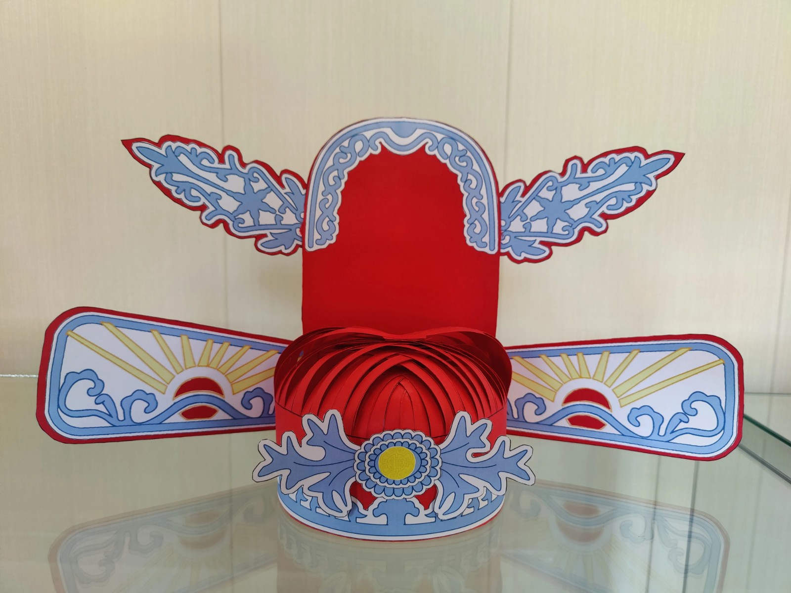 指尖傳古韻 匠心制華冠——我院學子為2025年高考考生加油