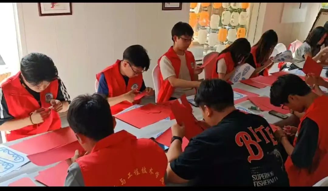 指尖傳古韻 匠心制華冠——我院學子為2025年高考考生加油