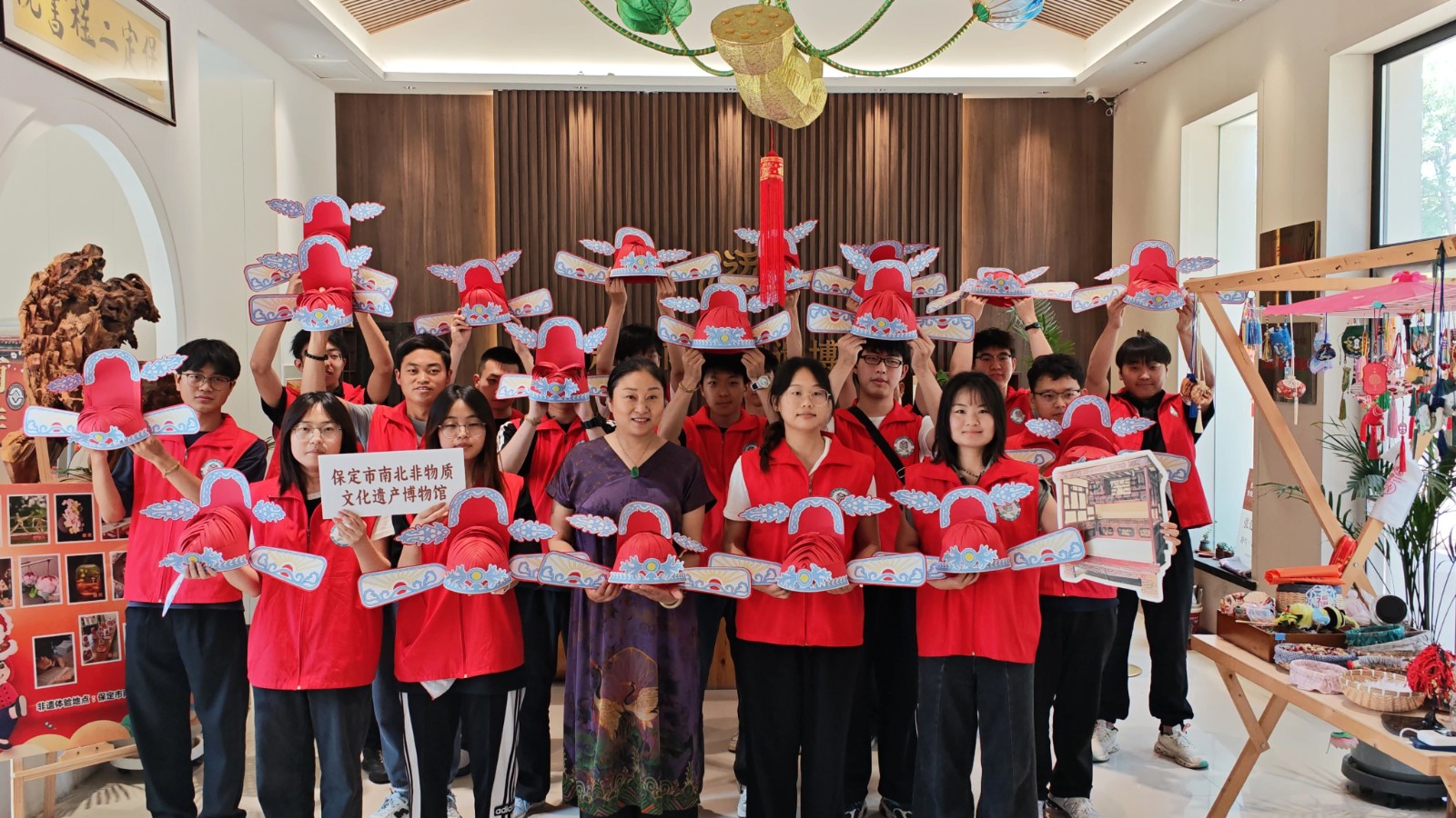 指尖傳古韻 匠心制華冠——我院學子為2025年高考考生加油