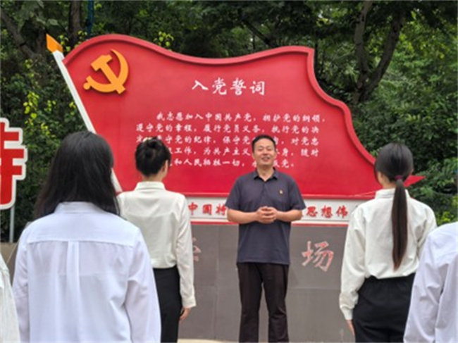 我校優(yōu)秀共產(chǎn)黨員、優(yōu)秀黨務(wù)工作者和先進基層黨組織受到上級表彰