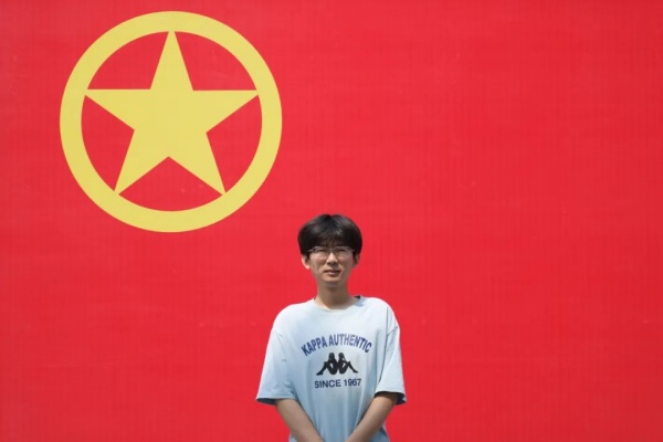 【團旗合影，青春留念】“我與團旗團徽合個影”：定格青春印記 鐫刻初心使命                                                                                                                     慧聚經濟