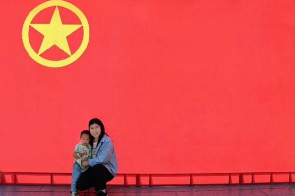 【團旗合影，青春留念】“我與團旗團徽合個影”：定格青春印記 鐫刻初心使命                                                                                                                     慧聚經濟