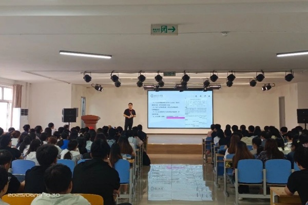 【論文起航，質量護航】凝聚智慧力量，培育經世之才——經濟學院2026屆經濟學專業畢業論文動員大會順利召開