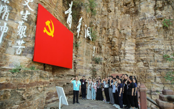 保定理工學院組織優秀黨員代表赴紅旗渠精神培訓基地學習