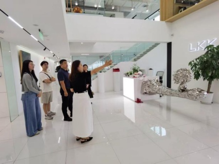 保定理工學(xué)院藝術(shù)學(xué)院教師團(tuán)隊(duì)走訪(fǎng)洛可可創(chuàng)新設(shè)計(jì)集團(tuán)——AI賦能，開(kāi)啟藝術(shù)設(shè)計(jì)校企合作新局