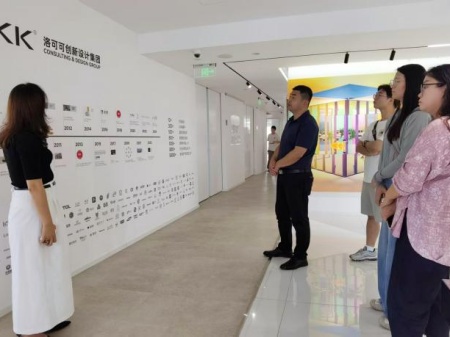 保定理工學(xué)院藝術(shù)學(xué)院教師團(tuán)隊(duì)走訪(fǎng)洛可可創(chuàng)新設(shè)計(jì)集團(tuán)——AI賦能，開(kāi)啟藝術(shù)設(shè)計(jì)校企合作新局