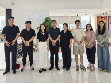 保定理工學(xué)院藝術(shù)學(xué)院教師團(tuán)隊(duì)走訪(fǎng)洛可可創(chuàng)新設(shè)計(jì)集團(tuán)——AI賦能，開(kāi)啟藝術(shù)設(shè)計(jì)校企合作新局