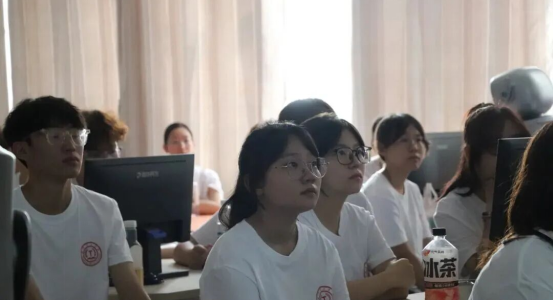 共抒愛國情懷，感受使命榮光 ——會(huì)計(jì)學(xué)院集中觀看“九三閱兵”