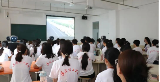 共抒愛國情懷，感受使命榮光 ——會(huì)計(jì)學(xué)院集中觀看“九三閱兵”