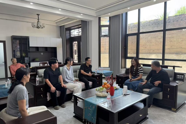 登門送愛連家校，合力同心助成長——保定理工學(xué)院經(jīng)濟(jì)學(xué)院開展暑期家訪活動(dòng)