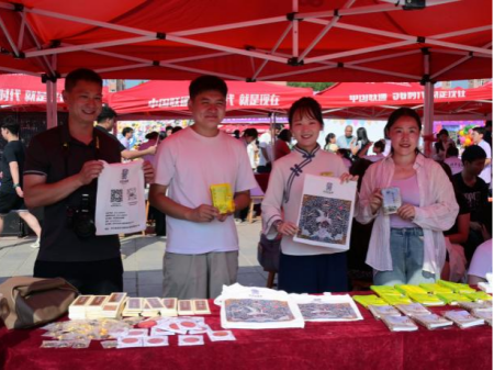 非遺煥彩迎新篇 館校聯袂啟新程 ——藝術學院迎新現場傳統文化閃亮登場