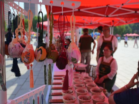 非遺煥彩迎新篇 館校聯袂啟新程 ——藝術學院迎新現場傳統文化閃亮登場