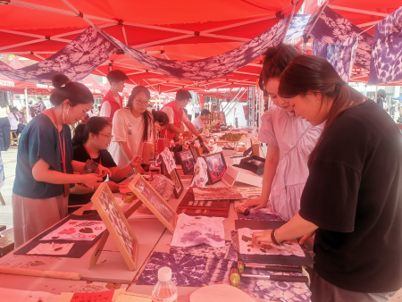 布上生花迎新秀 方寸拓印見新顏——藝術(shù)學(xué)院視覺傳達(dá)設(shè)計(jì)專業(yè)迎新活動(dòng)圓滿舉行