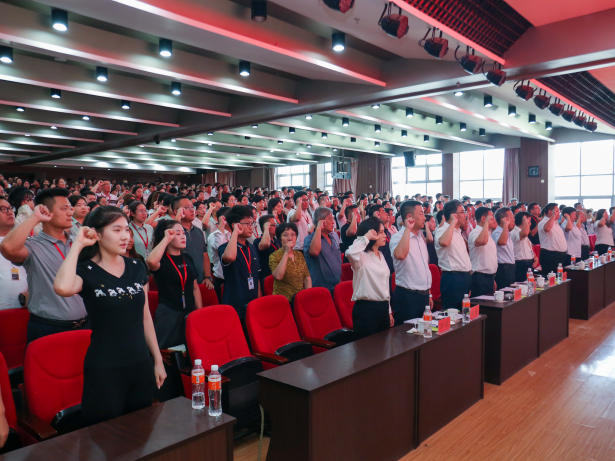 以教育家精神鑄魂強(qiáng)師 譜寫教育強(qiáng)國建設(shè)華章——保定理工學(xué)院召開2025年教師節(jié)表彰大會(huì)暨新入職教師宣誓儀式