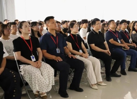 同觀閱兵盛典，銘記歷史榮光——藝術學院師生觀看抗戰勝利80周年閱兵儀式