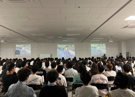 同觀閱兵盛典，銘記歷史榮光——藝術學院師生觀看抗戰勝利80周年閱兵儀式