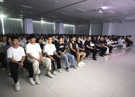 同觀閱兵盛典，銘記歷史榮光——藝術學院師生觀看抗戰勝利80周年閱兵儀式