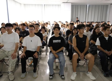 同觀閱兵盛典，銘記歷史榮光——藝術學院師生觀看抗戰勝利80周年閱兵儀式