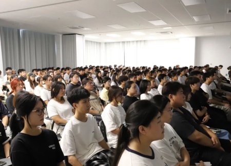 同觀閱兵盛典，銘記歷史榮光——藝術學院師生觀看抗戰勝利80周年閱兵儀式