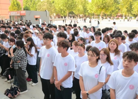 保定理工學院藝術學院 2025 級新生解鎖圖書館“靈感密碼”——入館教育活動