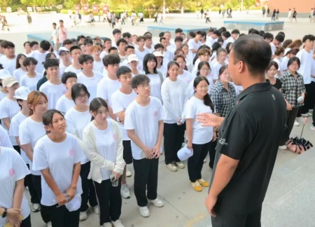 保定理工學院藝術學院 2025 級新生解鎖圖書館“靈感密碼”——入館教育活動