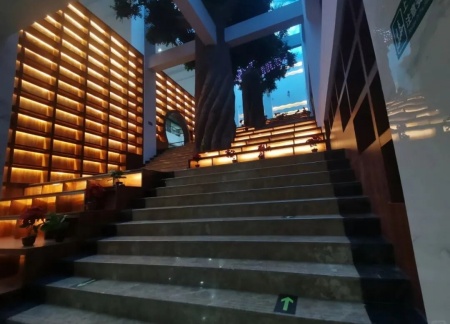 保定理工學院藝術學院 2025 級新生解鎖圖書館“靈感密碼”——入館教育活動