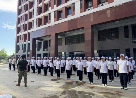 青春進行時，教官“授課”+輔導員“引路”助成長