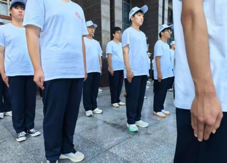 青春進行時，教官“授課”+輔導員“引路”助成長