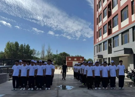 青春進行時，教官“授課”+輔導員“引路”助成長