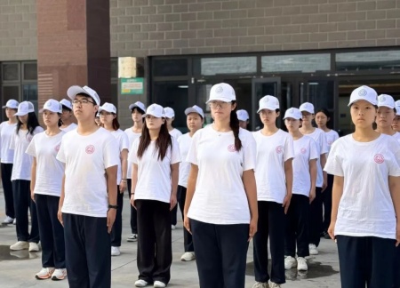 青春進行時，教官“授課”+輔導員“引路”助成長