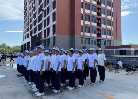 青春進行時，教官“授課”+輔導員“引路”助成長