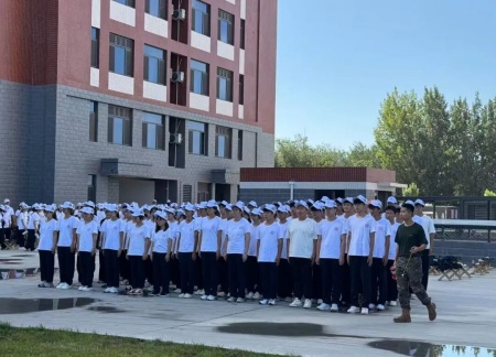 青春進行時，教官“授課”+輔導員“引路”助成長