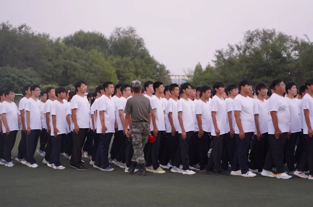 曬黑的是皮膚 淬煉的是意志?——我院新生軍訓迎全新蛻變