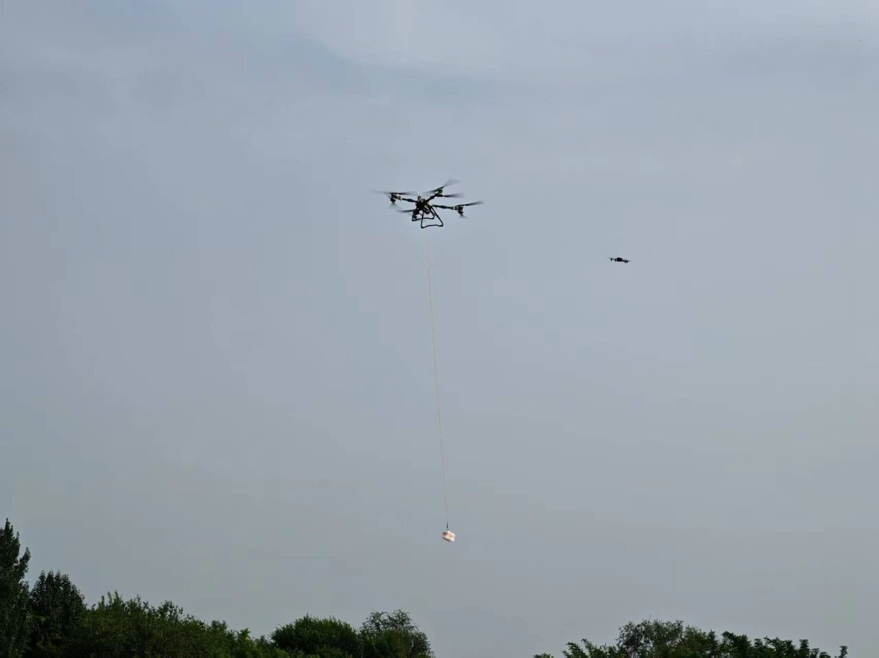 硬核守護！智能制造產業學院無人機為東院操場軍訓新生“云端送水”