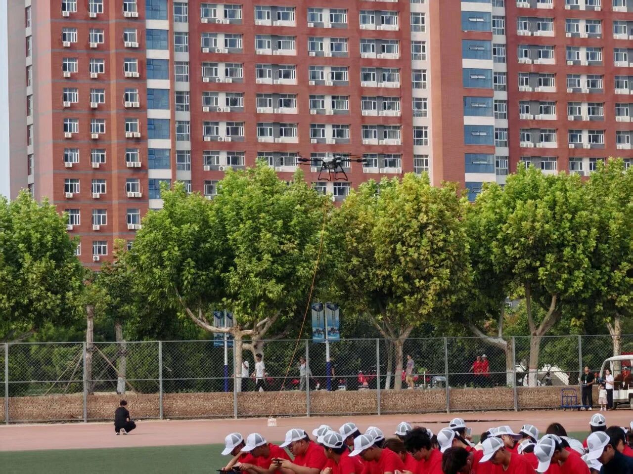 硬核守護！智能制造產業學院無人機為東院操場軍訓新生“云端送水”