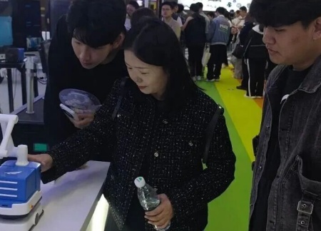 保定理工學院藝術學院師生參觀2025河北國際工業設計周，助力設計人才培養