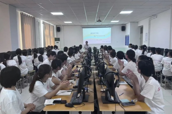 助產學與康復治療學專業2025級新生入學教育圓滿舉行