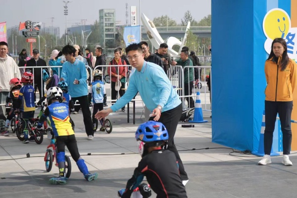 經濟學院志愿者助力2025全國兒童滑步車公開賽榮獲表彰