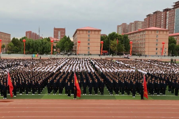 軍訓(xùn)收官，啟航新程】軍訓(xùn)淬煉成長，大學(xué)逐夢啟航——保定理工學(xué)院2025級新生軍訓(xùn)結(jié)營式暨開學(xué)典禮圓滿結(jié)束