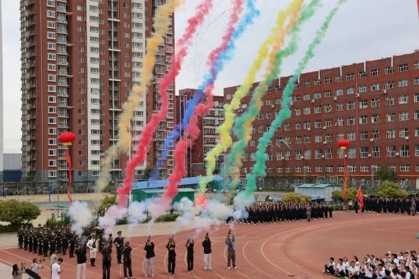 軍訓(xùn)收官，啟航新程】軍訓(xùn)淬煉成長，大學(xué)逐夢啟航——保定理工學(xué)院2025級新生軍訓(xùn)結(jié)營式暨開學(xué)典禮圓滿結(jié)束