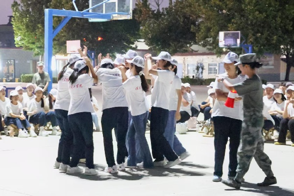 【青春鑄魂，歌聲獻(xiàn)禮】軍歌飛揚(yáng)展風(fēng)貌，青春聚力筑初心——保定理工學(xué)院康復(fù)醫(yī)學(xué)院軍訓(xùn)拉歌活動(dòng)圓滿舉行