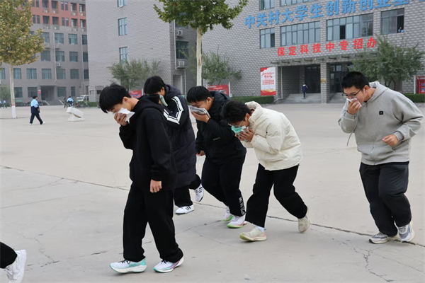 【火海礪行，安全筑基】經(jīng)濟學(xué)院聯(lián)合康復(fù)醫(yī)學(xué)院開展2025級新生消防逃生演練活動