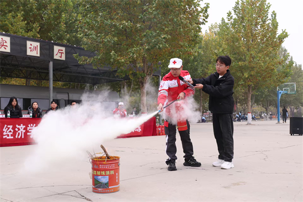 【火海礪行，安全筑基】康復(fù)醫(yī)學(xué)院聯(lián)合經(jīng)濟(jì)學(xué)院開(kāi)展2025級(jí)新生消防逃生演練活動(dòng)