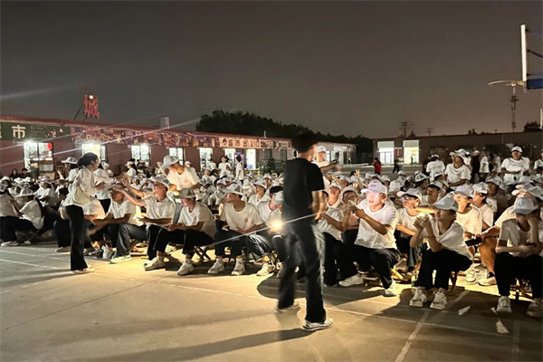 以“新”相待，共赴熱愛——經(jīng)濟(jì)學(xué)院團(tuán)總支學(xué)生會軍訓(xùn)慰問演出圓滿落幕